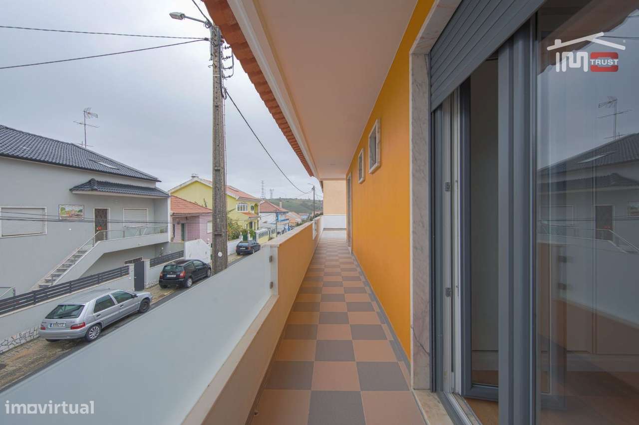 Moradia T4 de Excelência com Box para 4 Viaturas e Ótimos Acessos-22