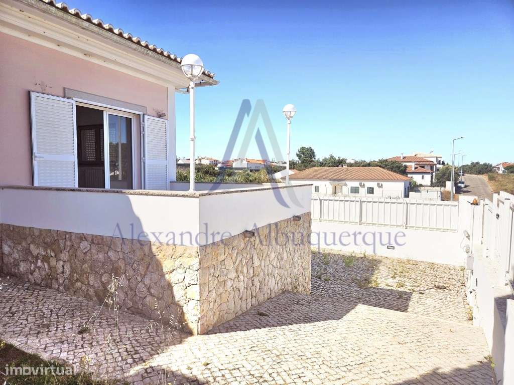 Moradia Isolada com Piscina T3+2-51