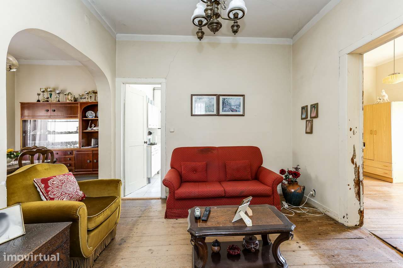 Andar de moradia T3 Para Renovar com Jardim e Localização Privilegiada-5