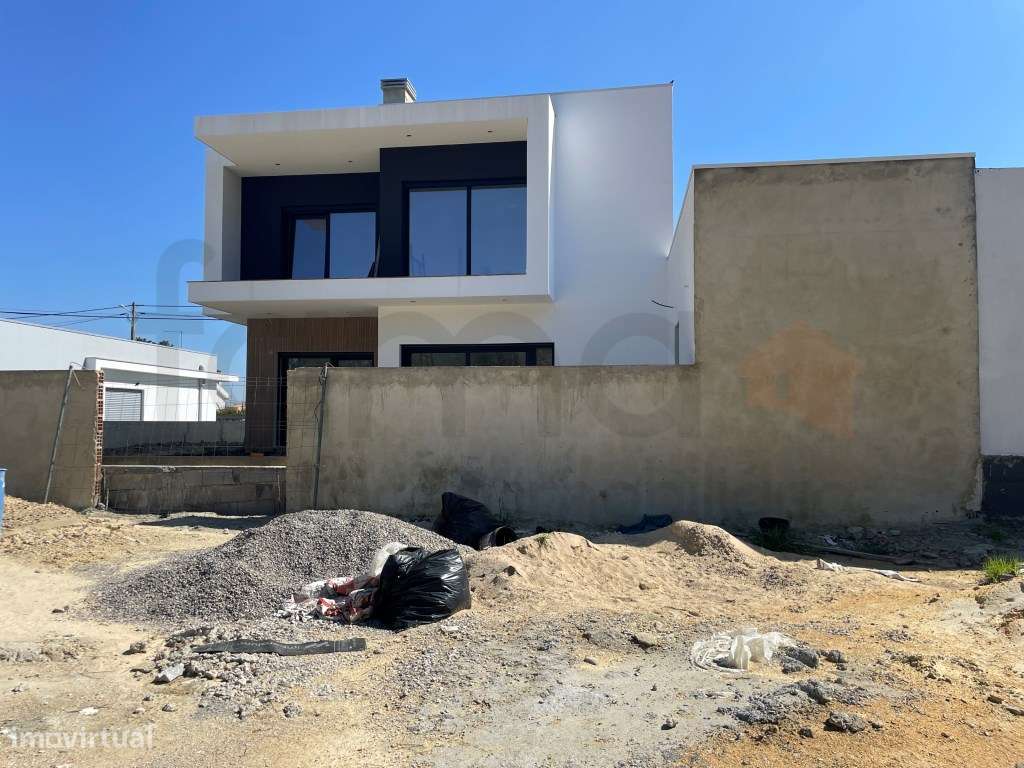 Moradia T3 com jardim e piscina em zona residencial tranquila-52