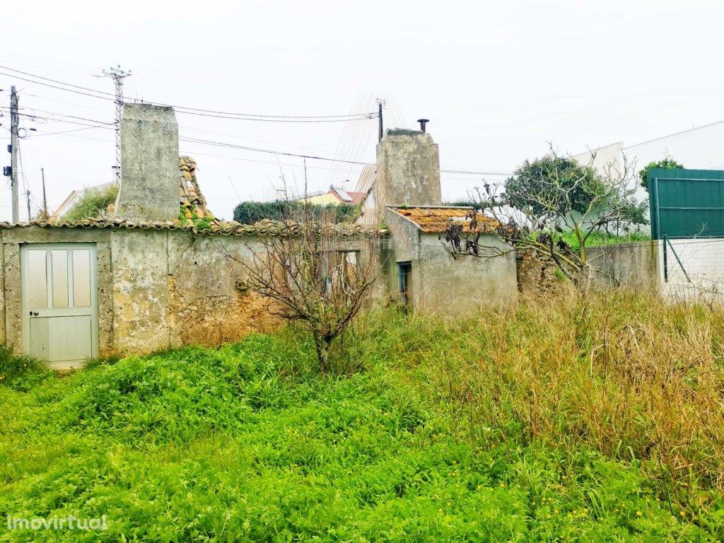 Ruína com terreno em Azoia