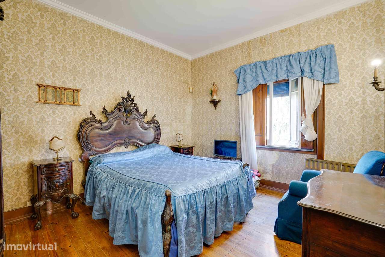 Moradia independente T6, situada no coração da linha de Cascais, junto-18