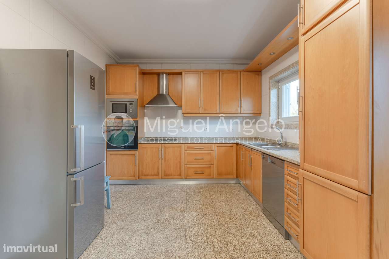 Moradia T3+1 - 2 salas, garagem e vista mar em S. Félix da Marinha-9