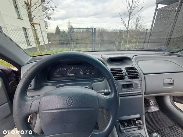 Renault Laguna 1.6 Concorde - 9