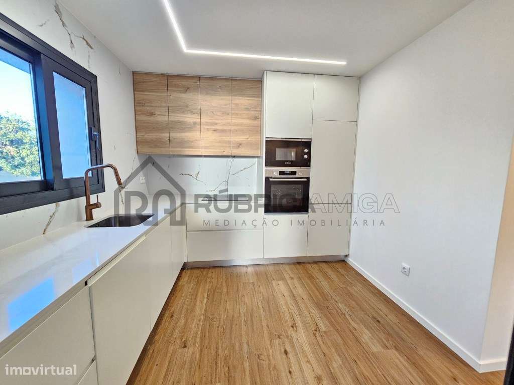 Moradia V3 renovada, com logradouro e anexo-8