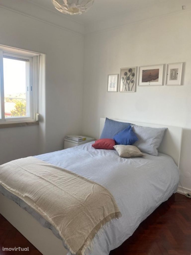 634261 - Quarto com cama de casal, com casa de banho privada, em...