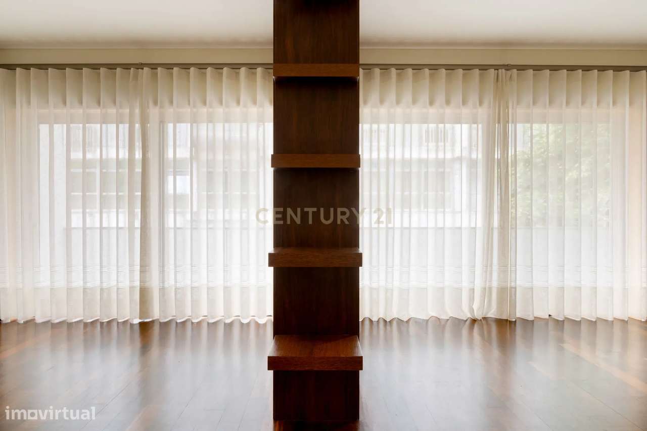 Apartamento T3 com varanda e estacionamento - Rua Duque de Terceira-28