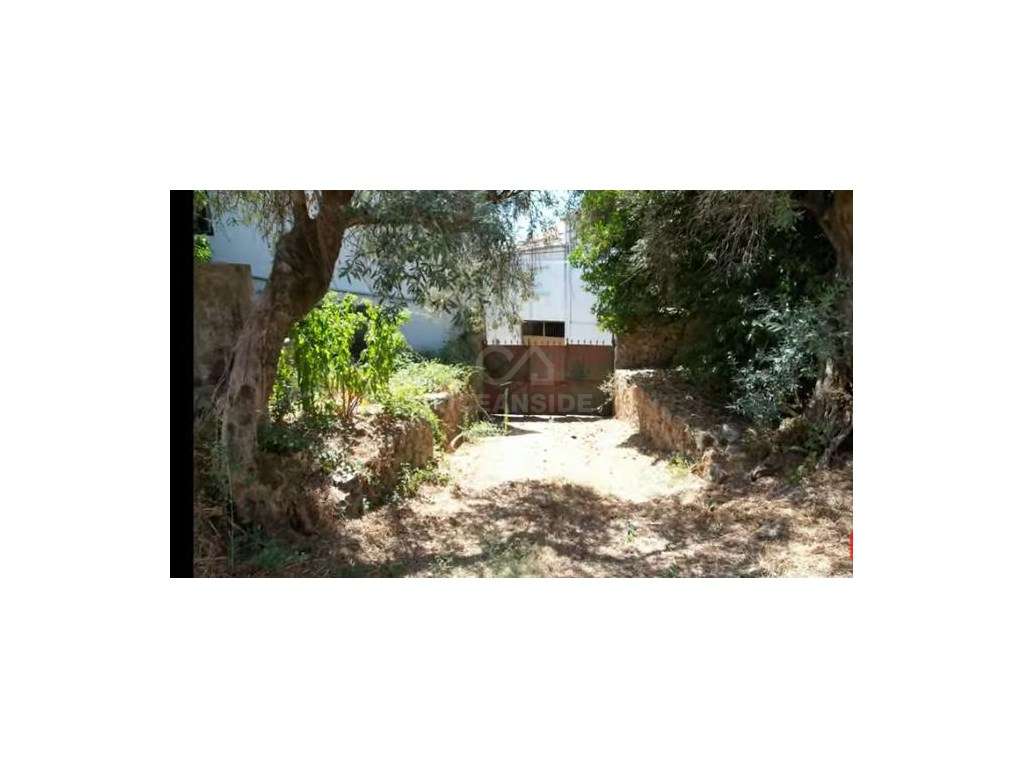 Moradia independente com 500 m2 área bruta-35