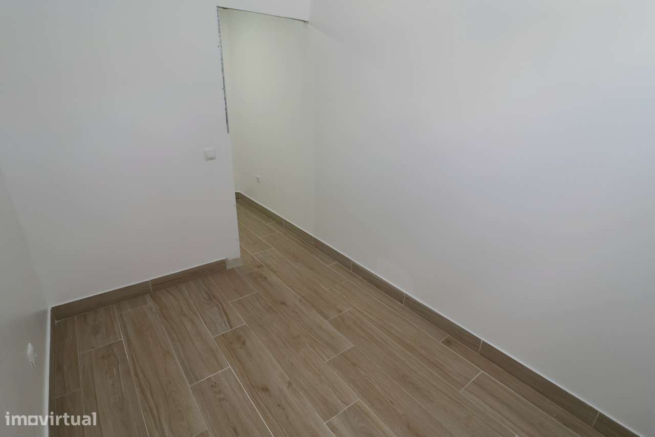 Venda de atelier convertido em habitação a estrear T4 Venteira Amadora-8