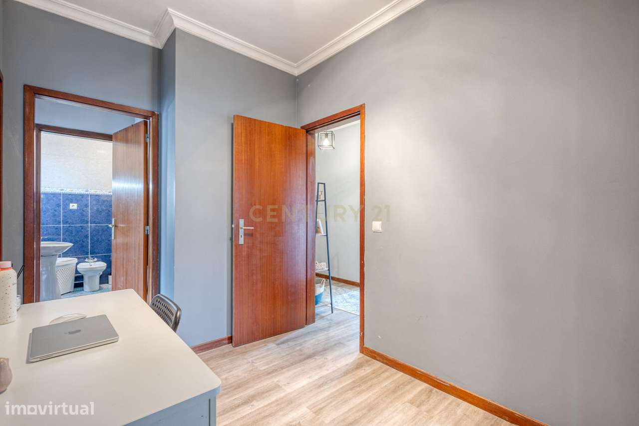 T3 com 3 varandas e Box fechada em Paredes-20