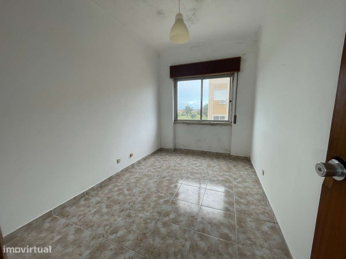 Apartamento T3, com Varanda, no Centro do Pinhal Novo-16