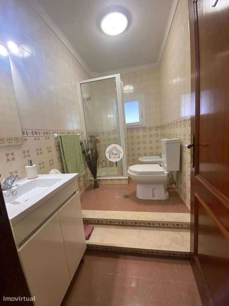 Moradia Geminada  de um dos lados do outro tem entarada e jardim em to-17