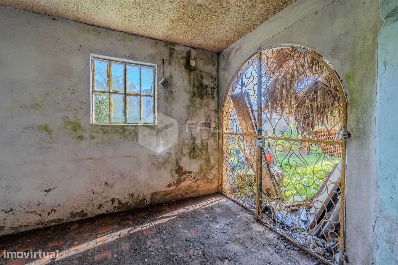 Moradia T3 em Alcobertas com lareira, varanda e potencial de investime-27