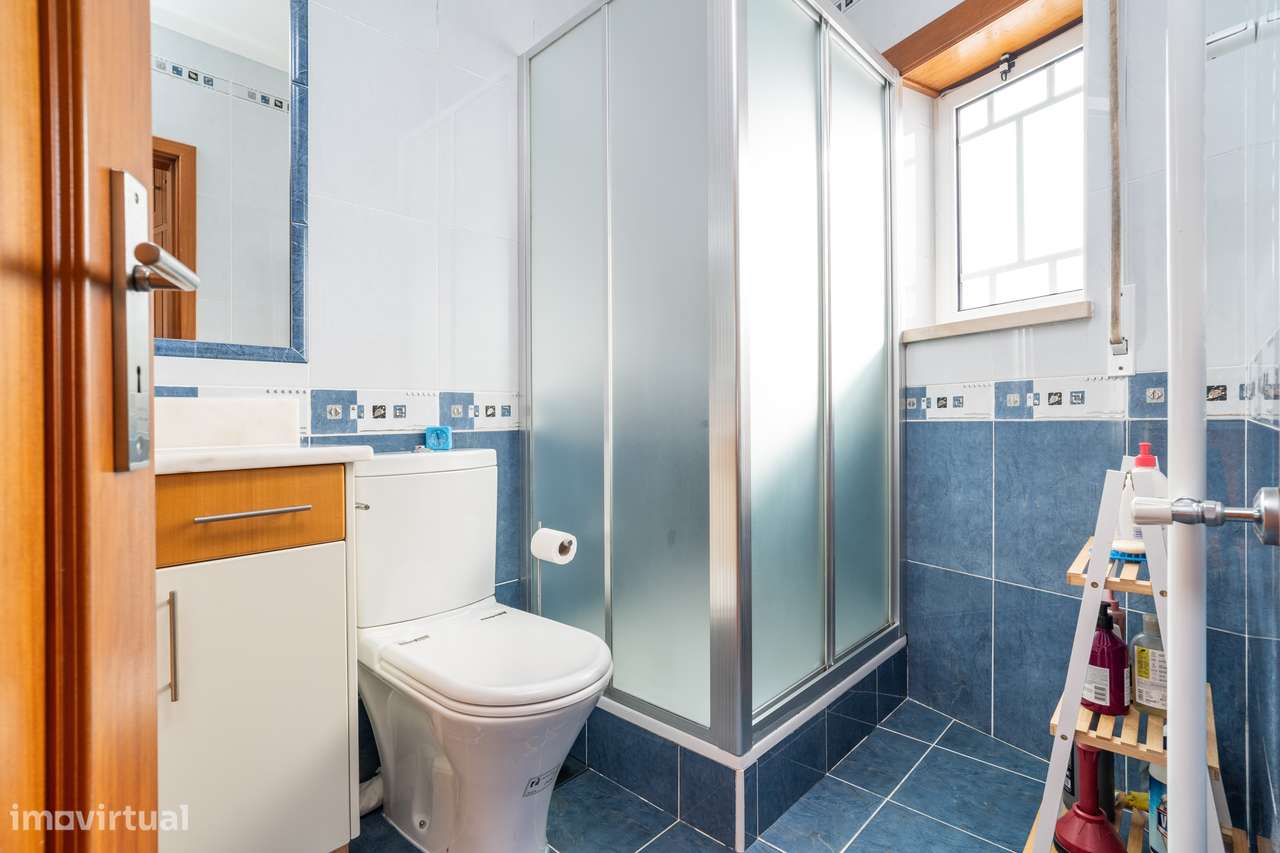 Moradia T4 com jardim, garagem e vistas urbanas-11