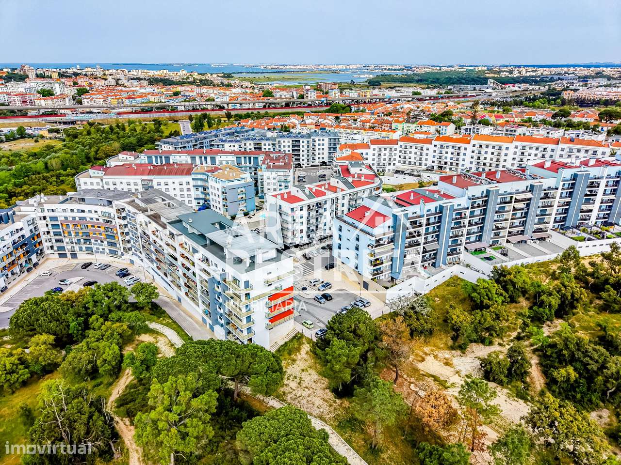 Apartamento T3 com parqueamento e varanda no Parque Luso em Corroios-53