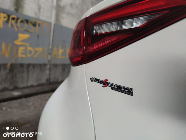 Infiniti Q30 1.6t Premium Tech Gallery White - 11