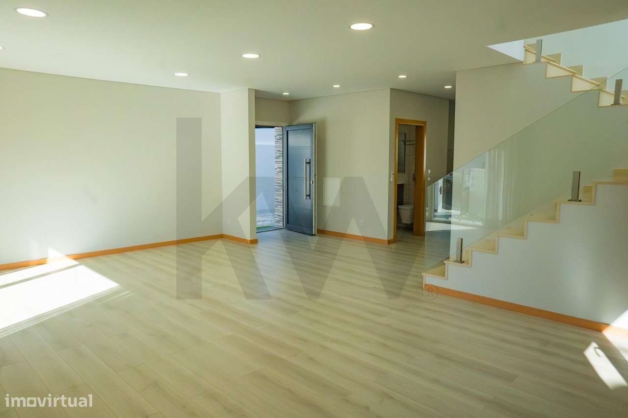 T3 Isolada em Famões: A Estreia Perfeita para a sua Família-9