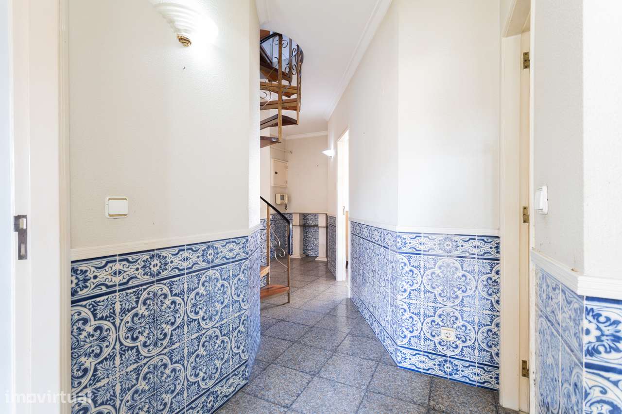 Apartamento T2 na Amadora: Potencial Único com Sótão e Varanda Solaren-3