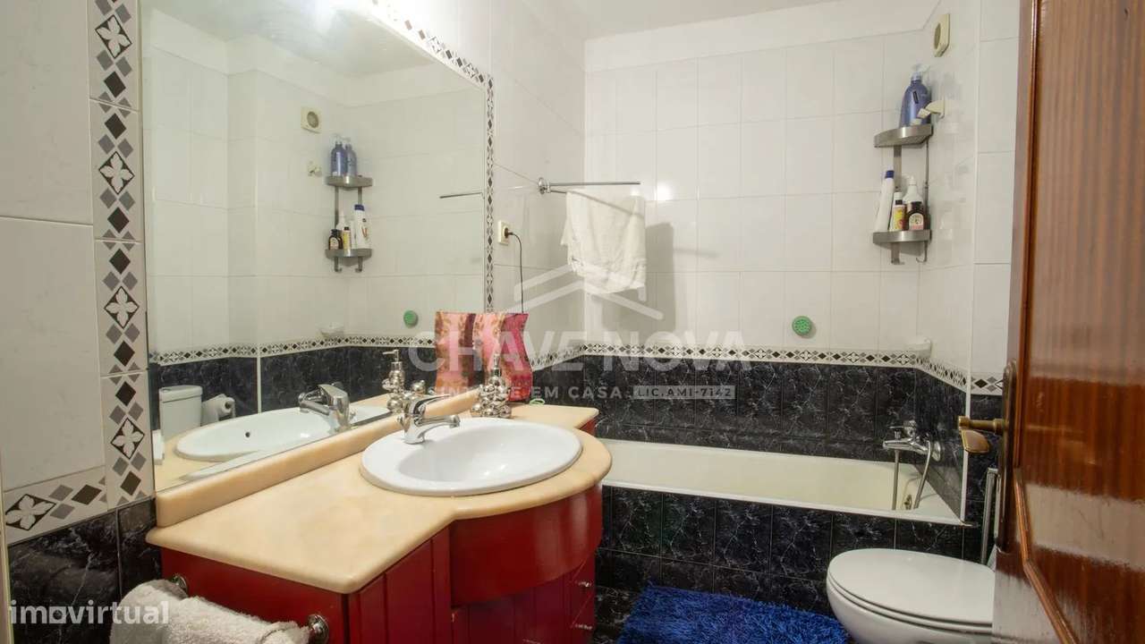 Apartamento T2 com Varanda e Garagem em Gondomar-13