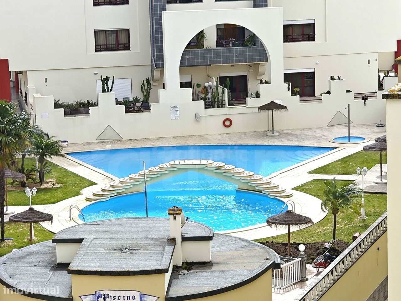 Apartamento em condomínio com piscina
