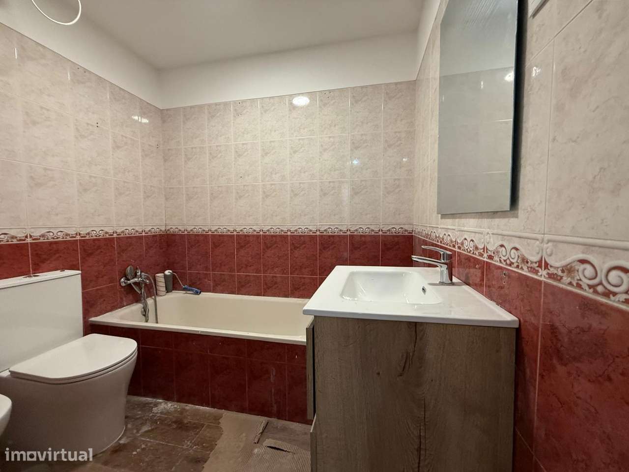Apartamento T4 transformado em T3 no Laranjeiro em Almada-20