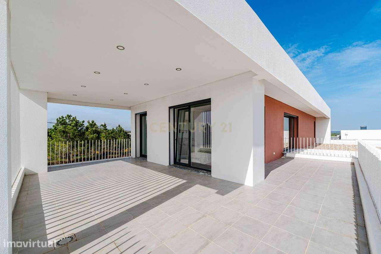 Moradia T4 em Fernão Ferro, Seixal, com Piscina e enorme Jardim-55