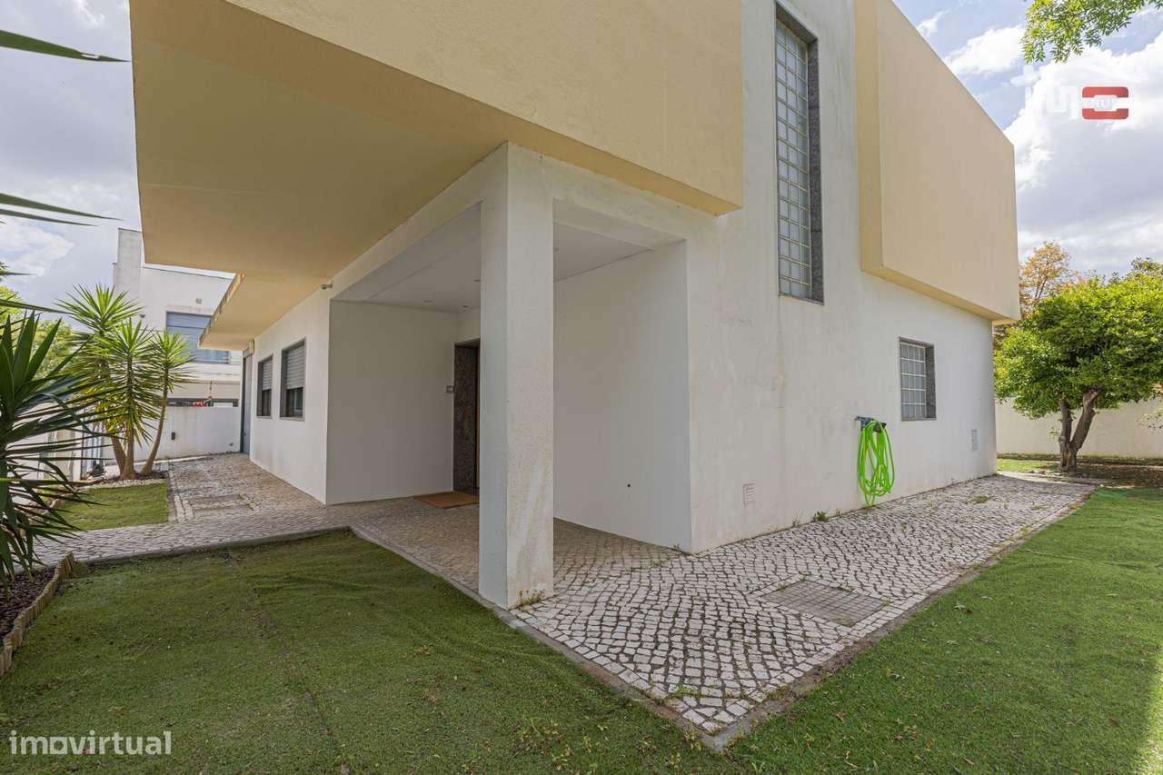 Moradia T4 com Suite, Garagem e Churrasqueira em Santo António da C...-34