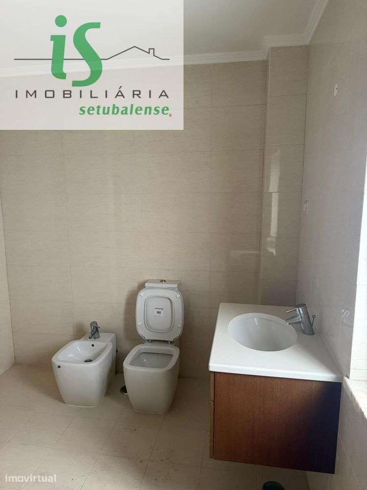 MORADIA T4 NA SOBREDA COM GARAGEM ISOLADA E TERRENO EM GAVETO.-24