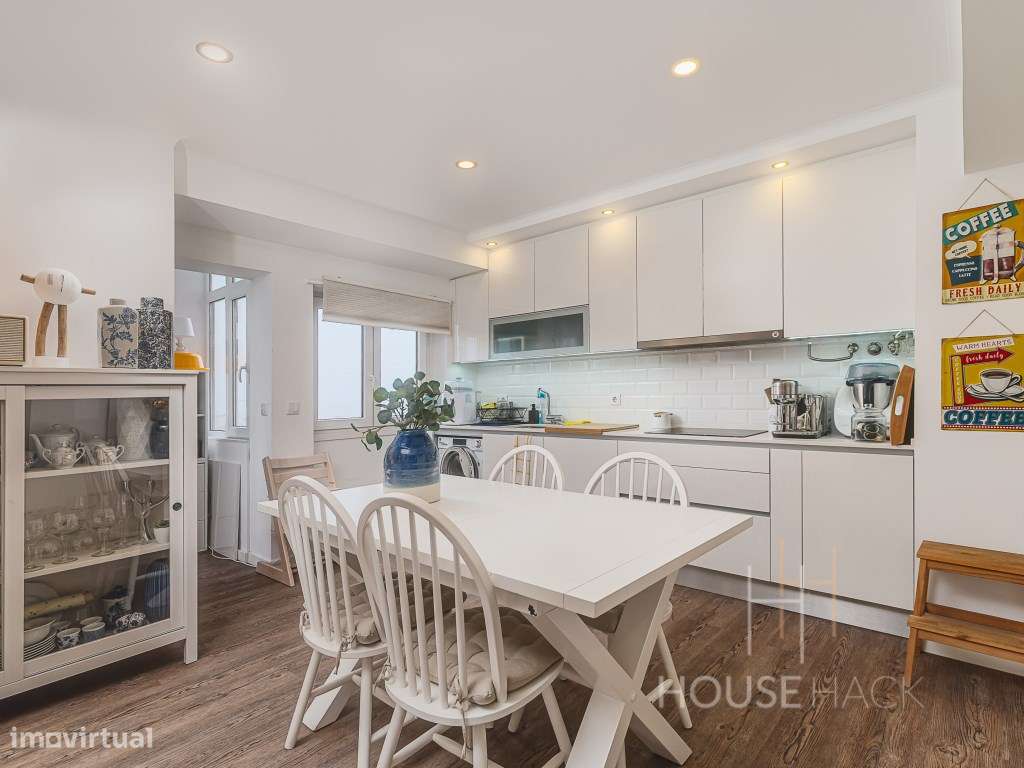 T2 Remodelado no Pragal com vista rio e duas varandas-5