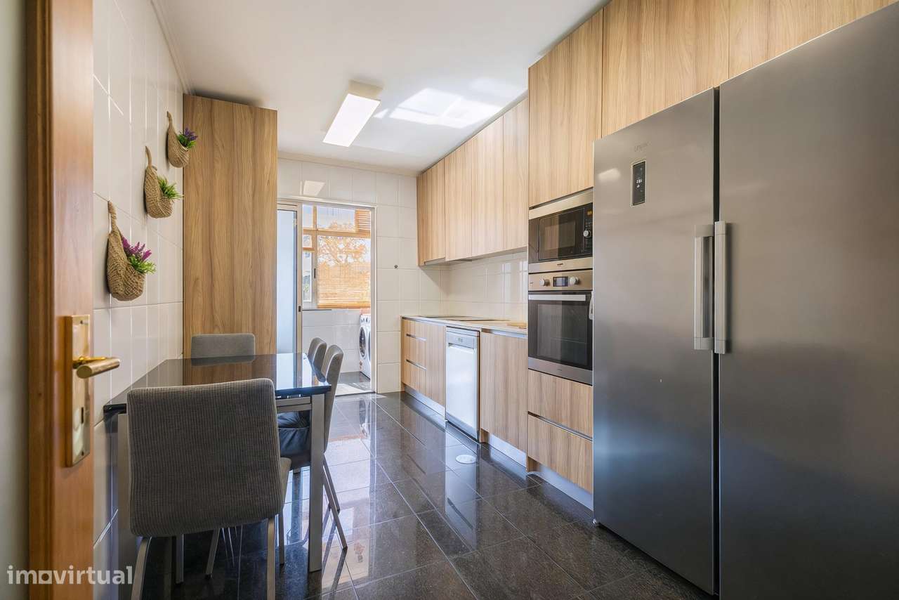 Apartamento T2 RENOVADO com Varanda e Garagem Box – Ermesinde-7