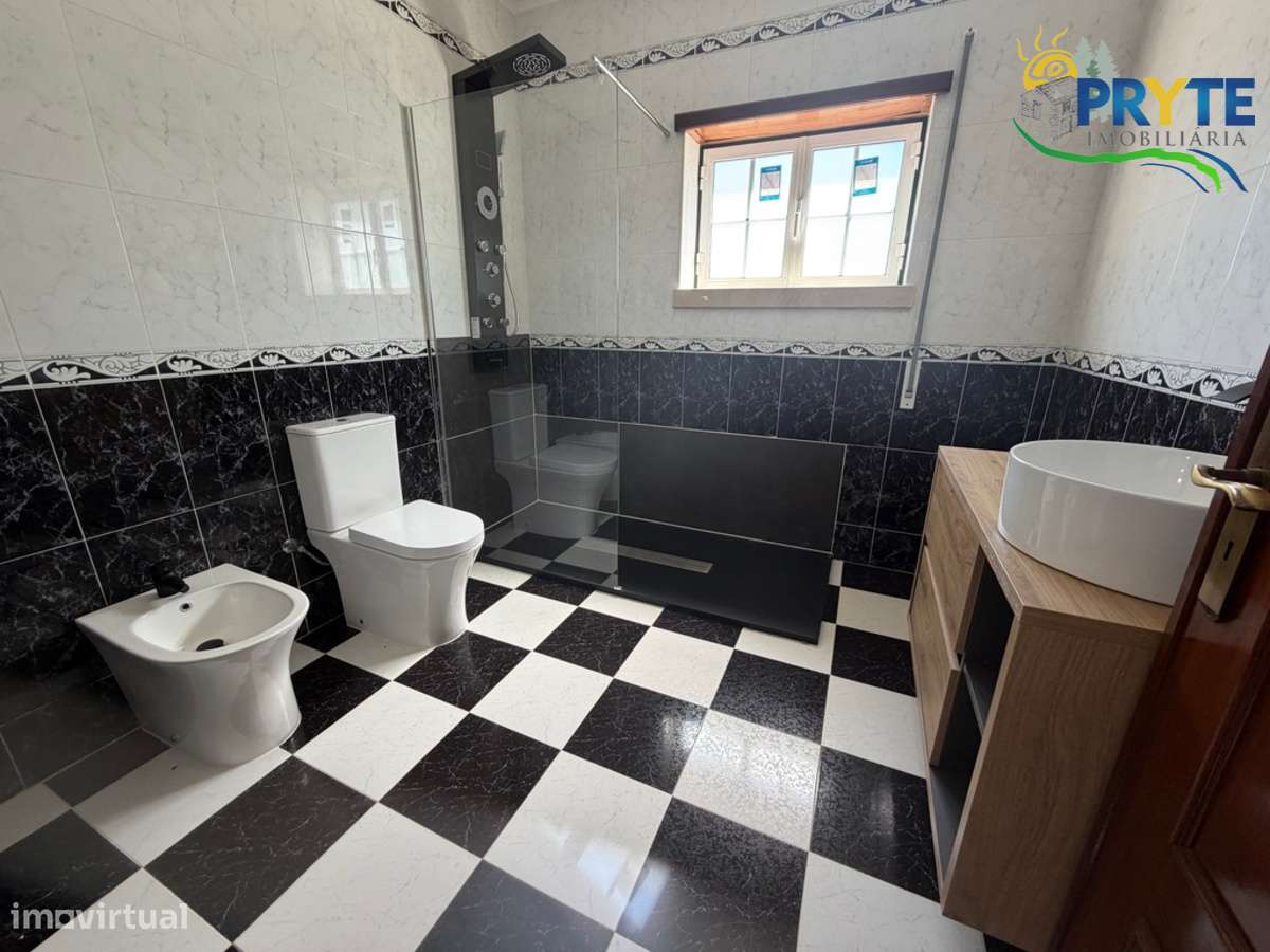 Moradia em Excelentes Condições com Amplo Terreno - Oportunidade Única-16