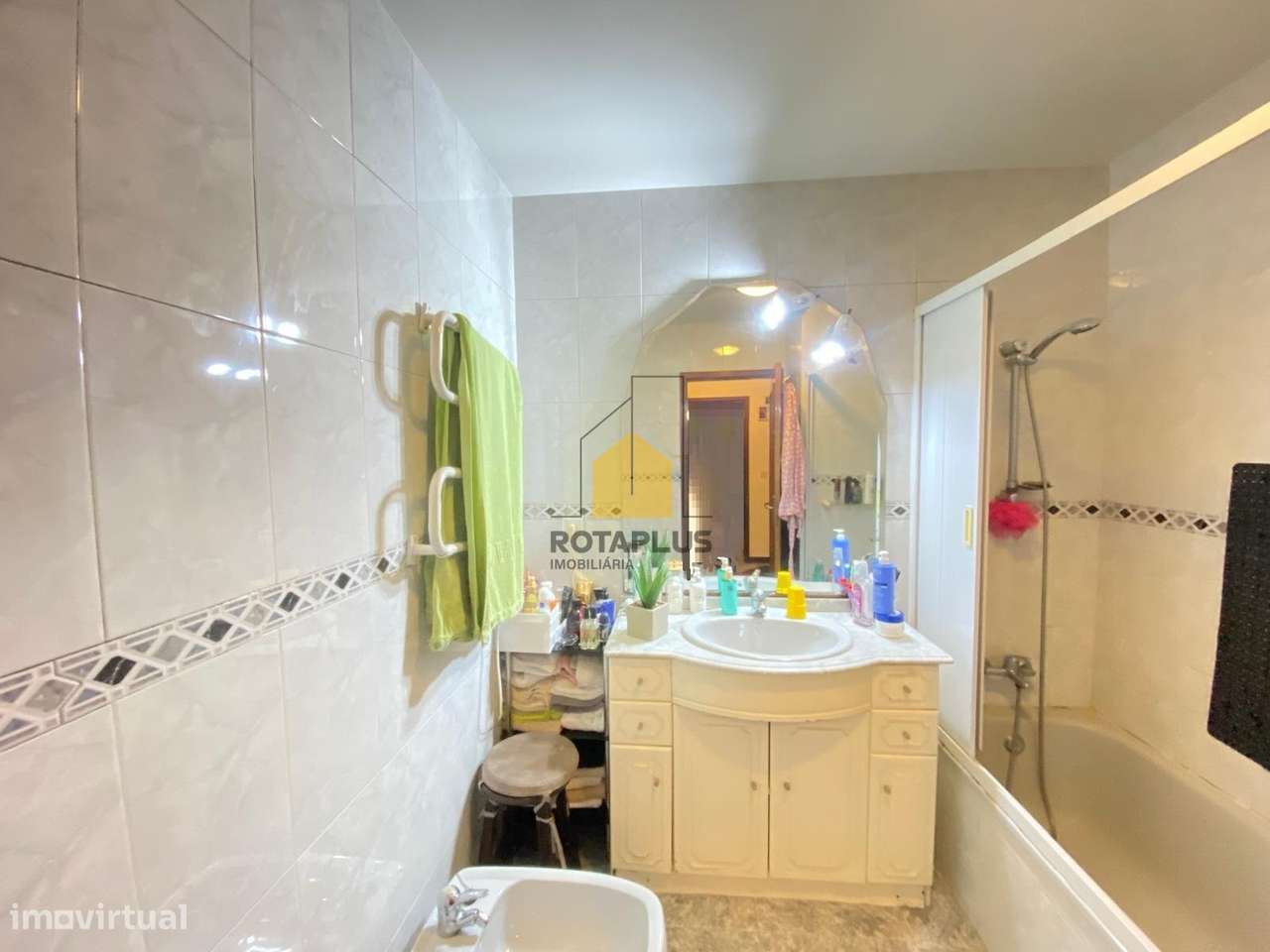 Apartamento T2 com excelentes áreas, varanda e garagem-13