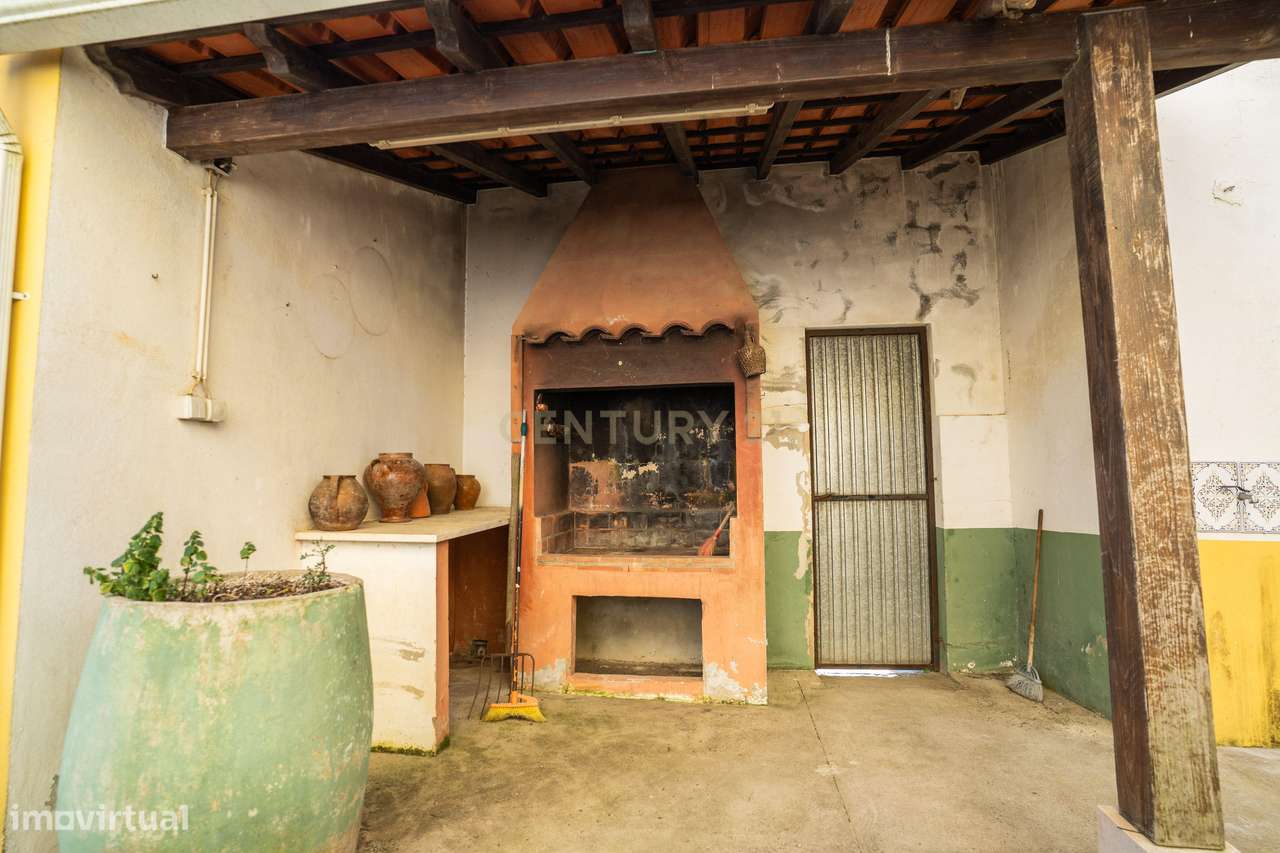 Moradia Bifamiliar com 2 Armazéns de Grande Dimensão-34