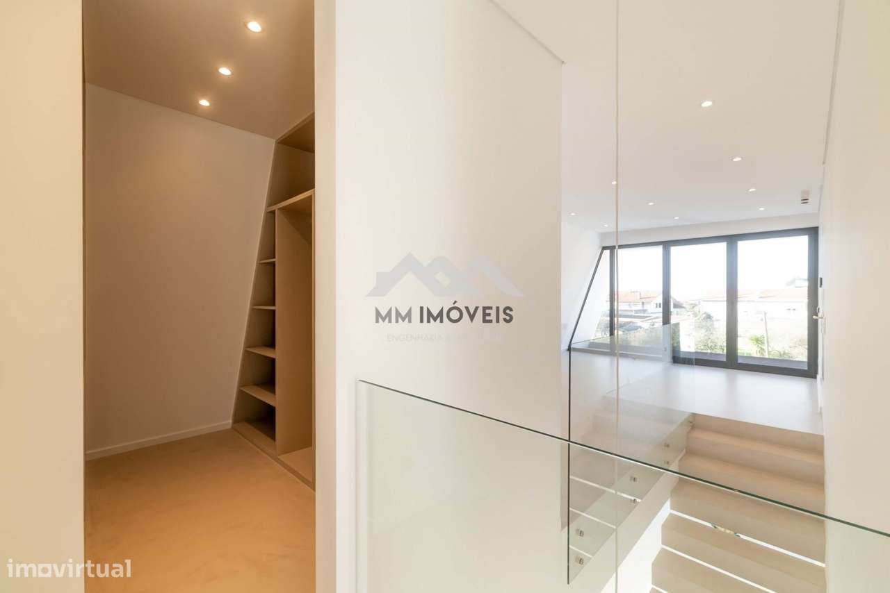 Moradia T3+1 | NOVA | Piscina | Francelos | 4 Frentes | Box | Praia-21