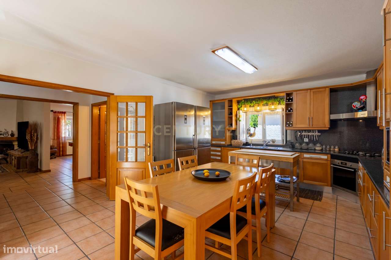 Moradia T5 Térrea com Piscina, Garagem e Lote de 2000 m² – Venda do Al-9