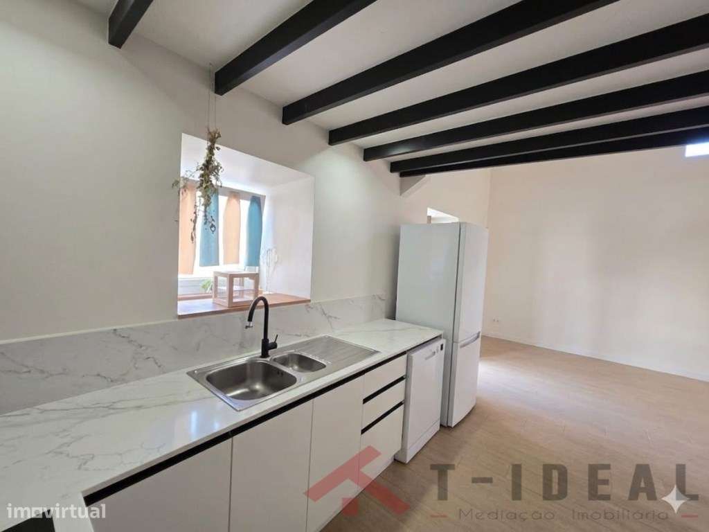 Moradia Renovada com Espaço Exterior-9