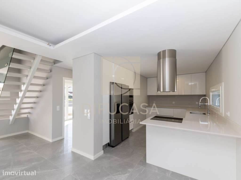 R300 Moradia T3+ 1 (sala de 40m2 localizada centro Fernão Ferro)-13