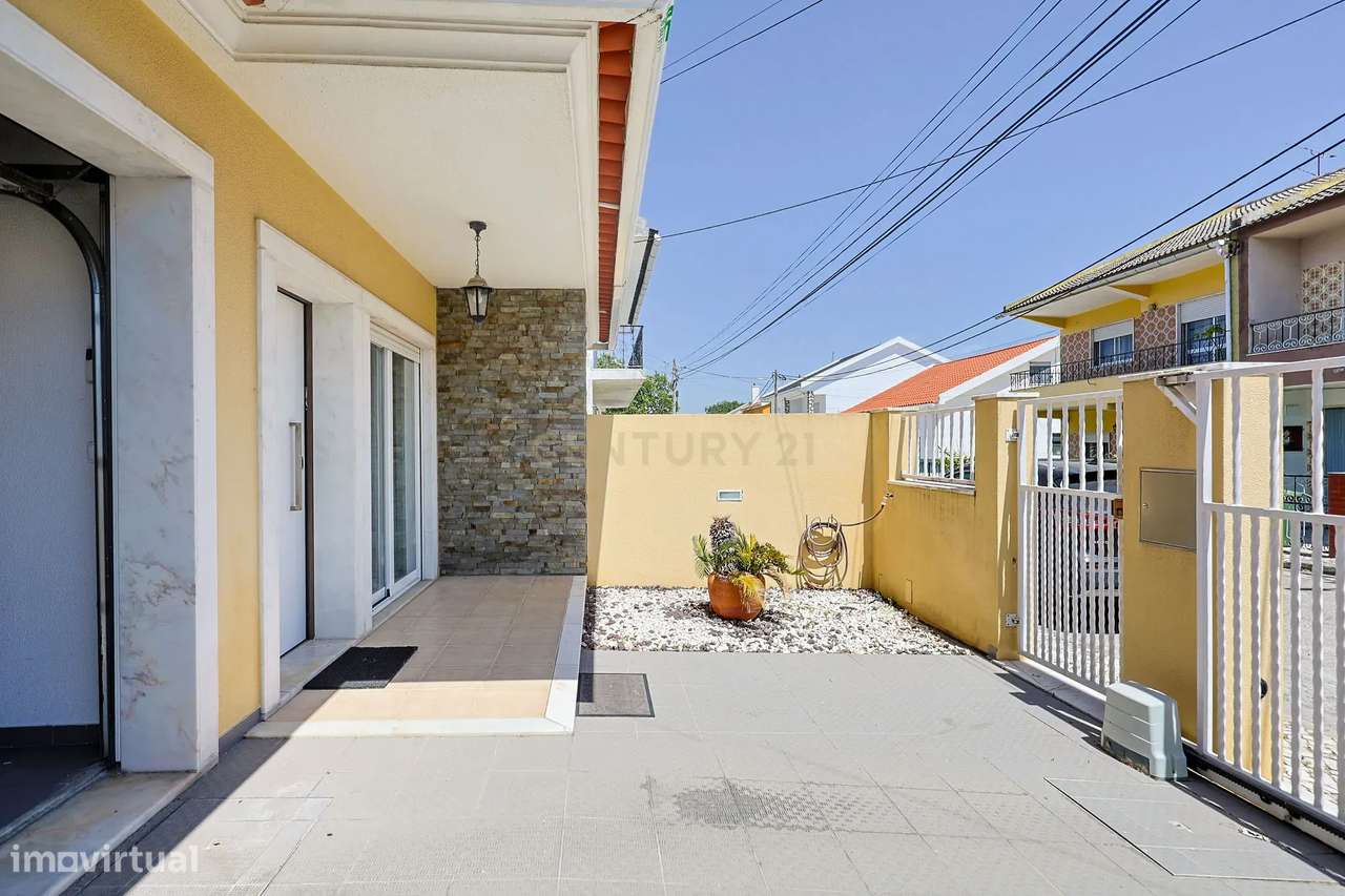 Moradia T3 com garagem e espaços exteriores nos Foros de Amora, Seixal-30