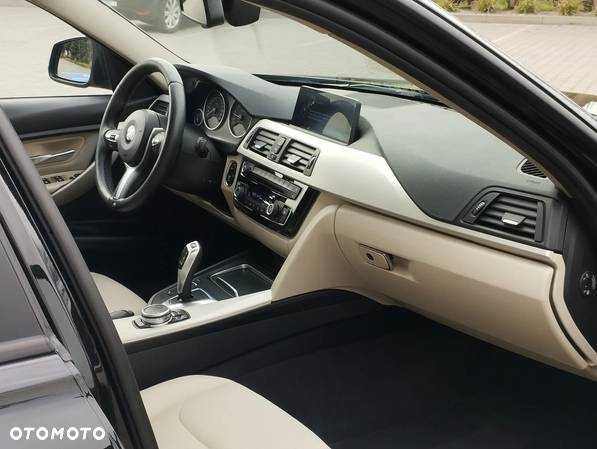 BMW Seria 3 320i Touring Luxury Line - 31