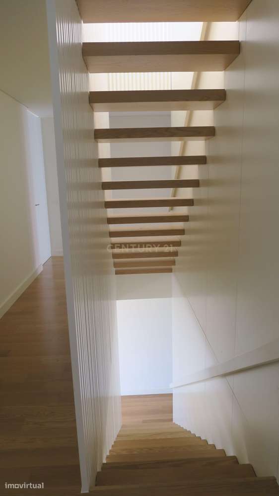 Moradia nova com 4 quartos e jardim.-13