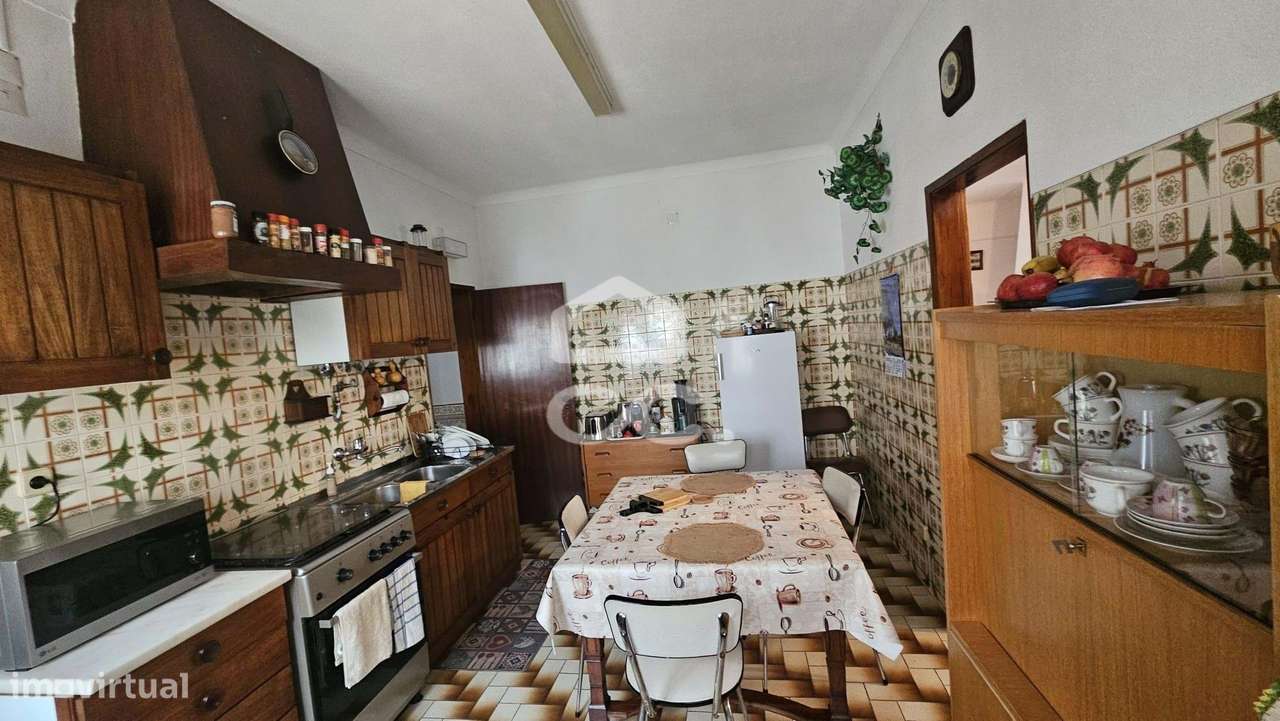 Moradia V4 com 174 M2, aproveitamento de sótão, garagem para 2 viatura-24