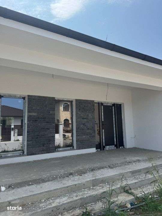 CASA LA SOL CUMPANA | TOATE UTILITATILE | 3 DORMITOARE |CURTE GENEROAS - Imagine principală: 3/12