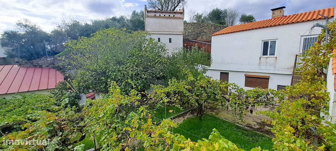 Moradia T5 com garagem e jardim em Miranda do Douro-52