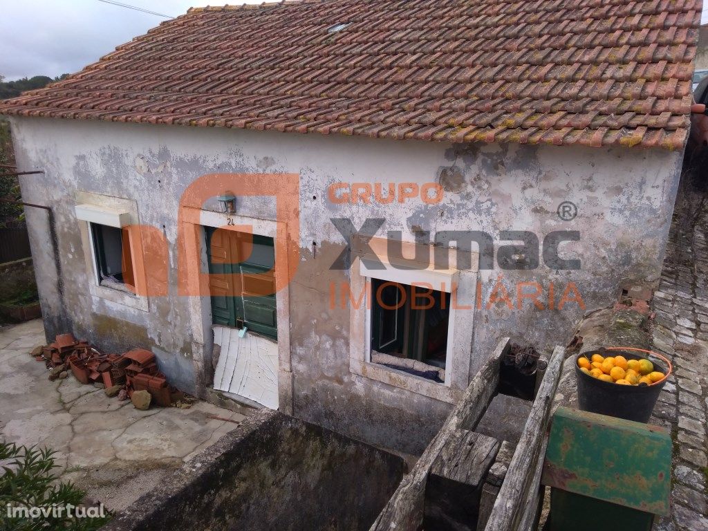 Casal com várias moradias, tipo quintinha, Outeiro