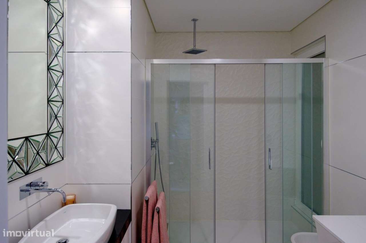 Moradia T4 com Piscina e Jardim na Aroeira, Almada-24