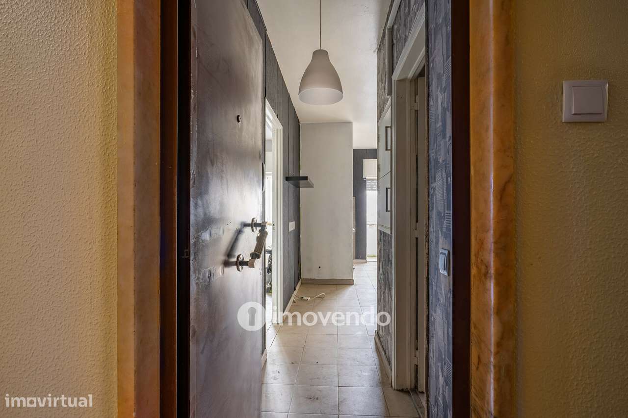Apartamento T1 para renovação, junto da Praia de Paço de Arcos - Grande imagem: 2/29
