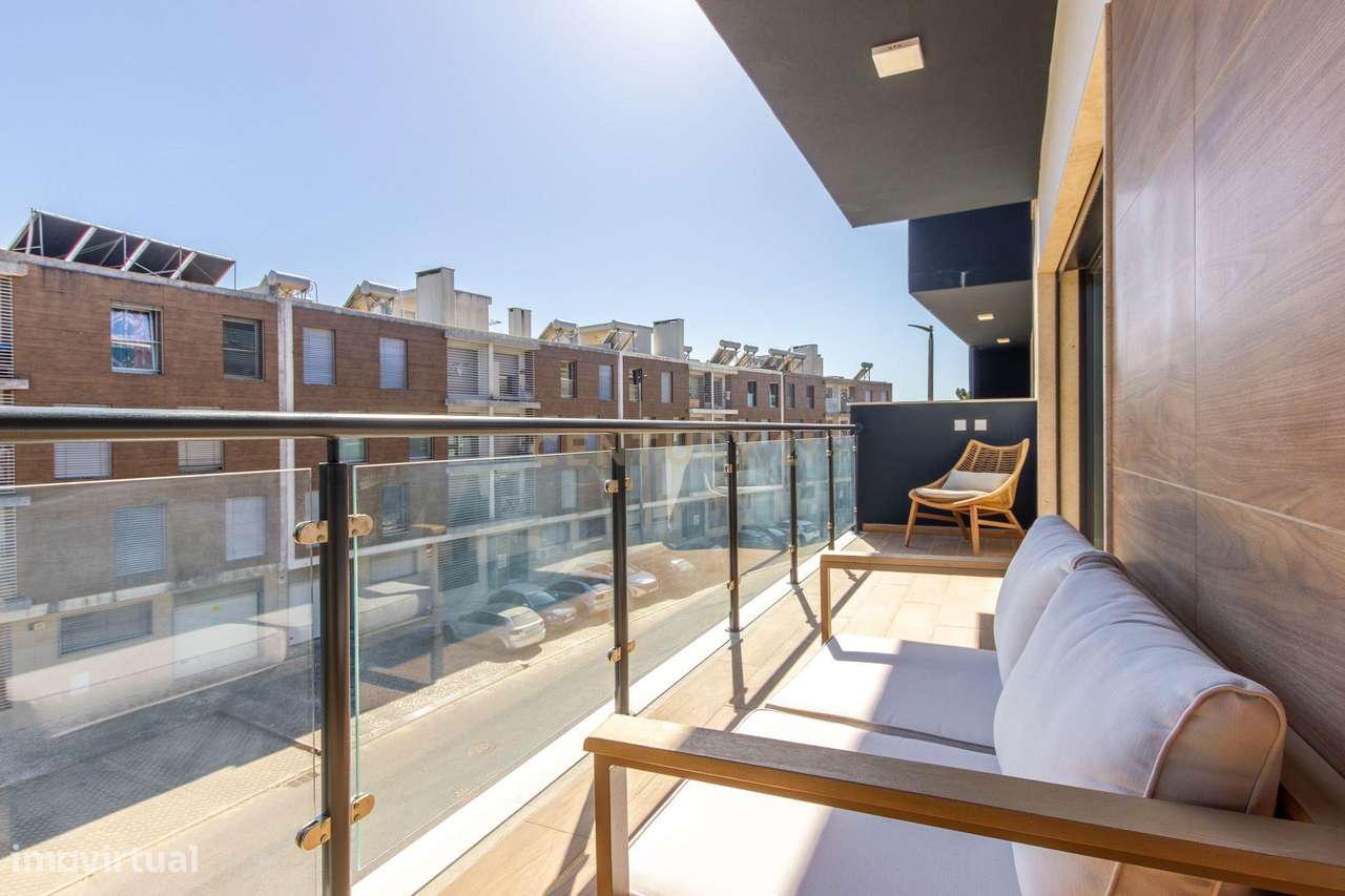 Moderno apartamento T3, com parqueamento e varandas em Santo António d-9