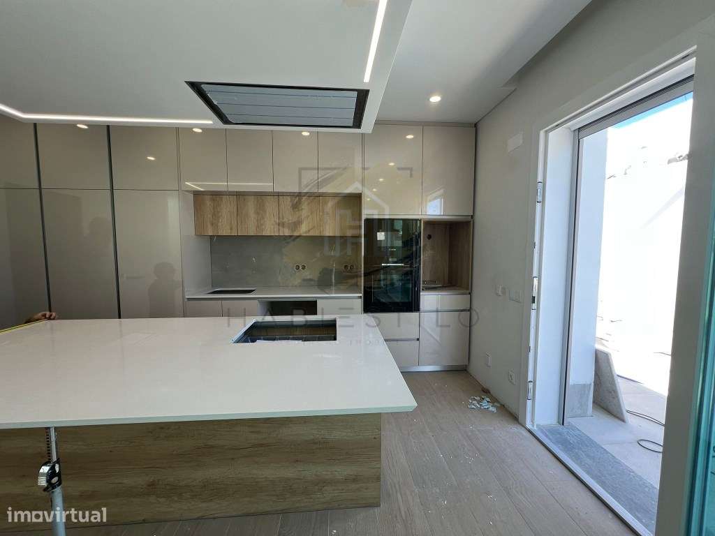 Moradia moderna com piscina, Suites e acabamentos de alta qualidade-15