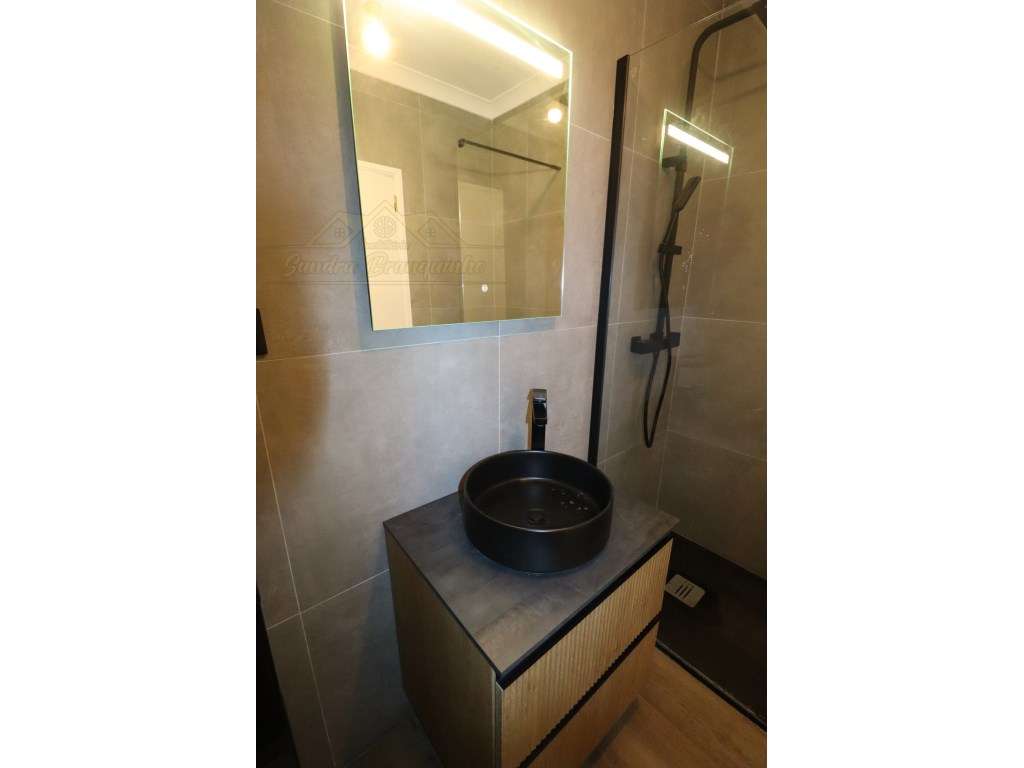 Apartamento T2 RENOVADO em Santa Cruz-24