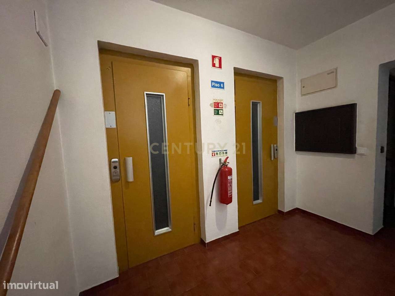 Exclusivo Apartamento T2 - Quarteira - Lugar de Garagem - Varandas - P-25